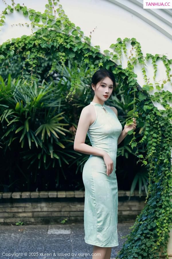   [XiuRen]高清写真图 2025.07.11 No.10538 南乔 绿色旗袍第2张图片